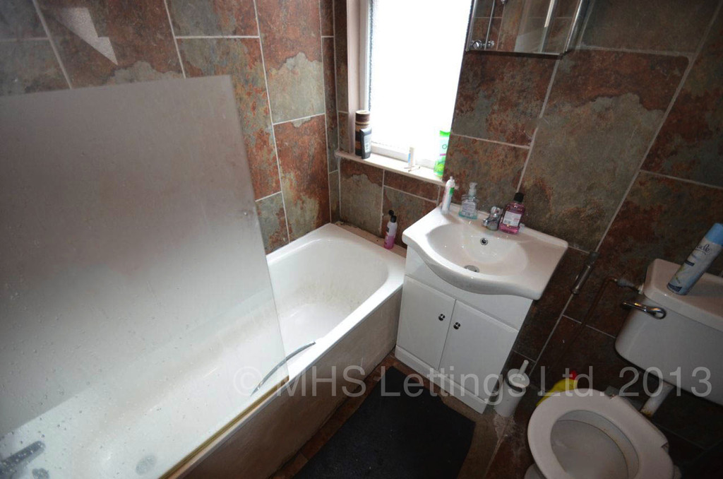 Photo of 5 Bedroom Mid Terraced House in 32 Hessle Avenue, Leeds, LS6 1EF