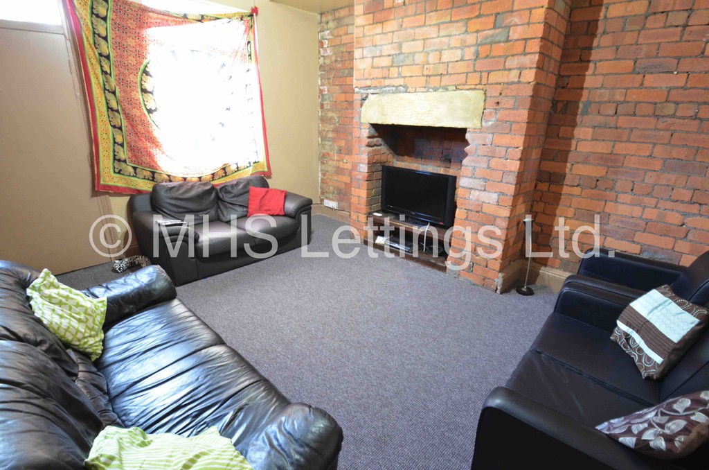 Photo of 5 Bedroom Mid Terraced House in 32 Hessle Avenue, Leeds, LS6 1EF