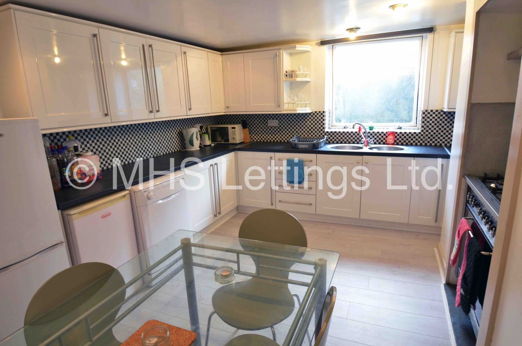 Photo of 5 Bedroom Mid Terraced House in 32 Hessle Avenue, Leeds, LS6 1EF
