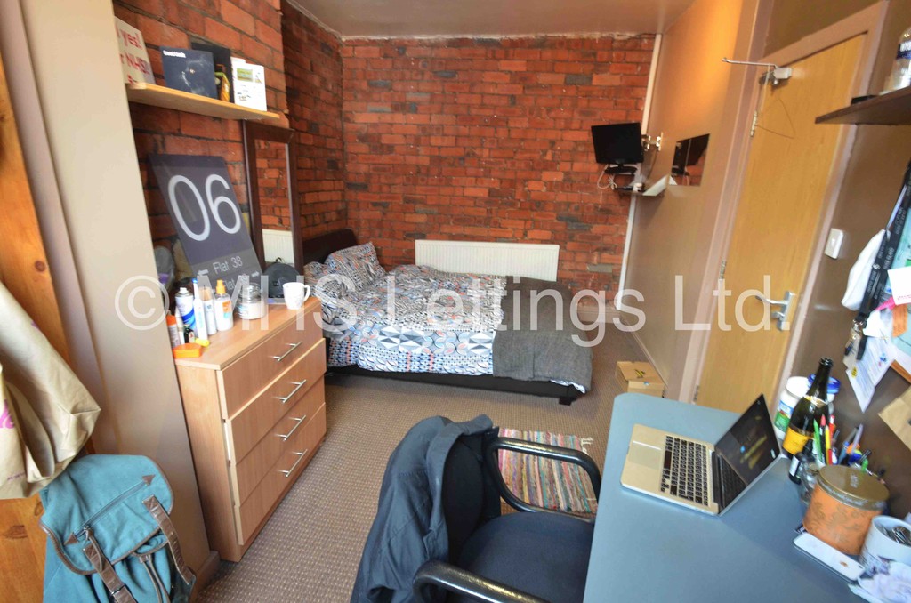 Photo of 5 Bedroom Mid Terraced House in 32 Hessle Avenue, Leeds, LS6 1EF