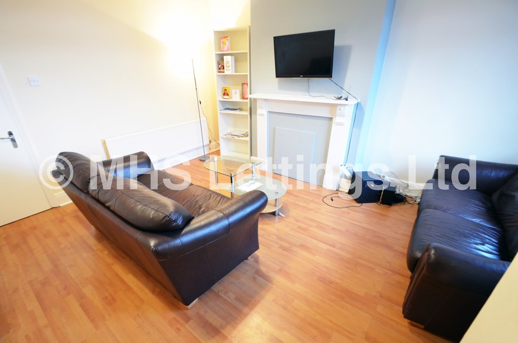 Photo of 5 Bedroom Mid Terraced House in 10 Hartley Grove, Leeds, LS6 2LD