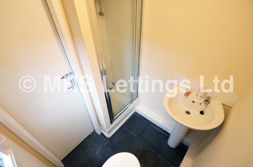 Photo of 5 Bedroom Mid Terraced House in 10 Hartley Grove, Leeds, LS6 2LD