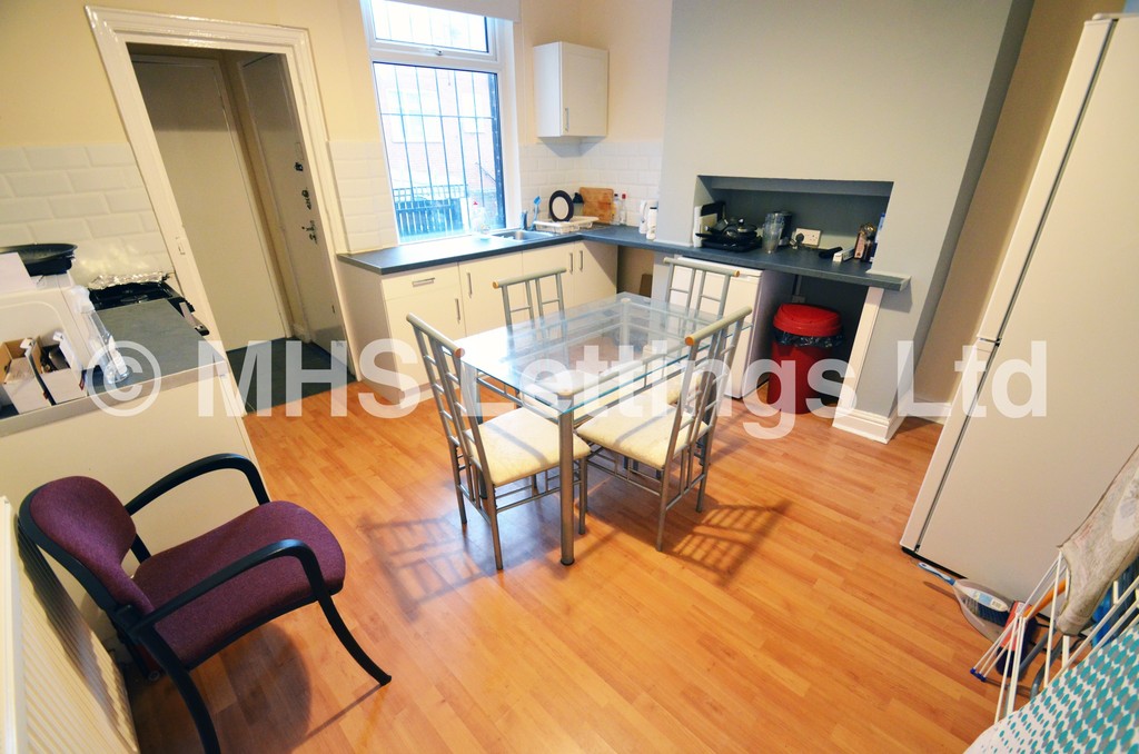 Photo of 5 Bedroom Mid Terraced House in 10 Hartley Grove, Leeds, LS6 2LD