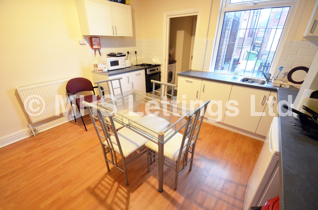 Photo of 5 Bedroom Mid Terraced House in 10 Hartley Grove, Leeds, LS6 2LD
