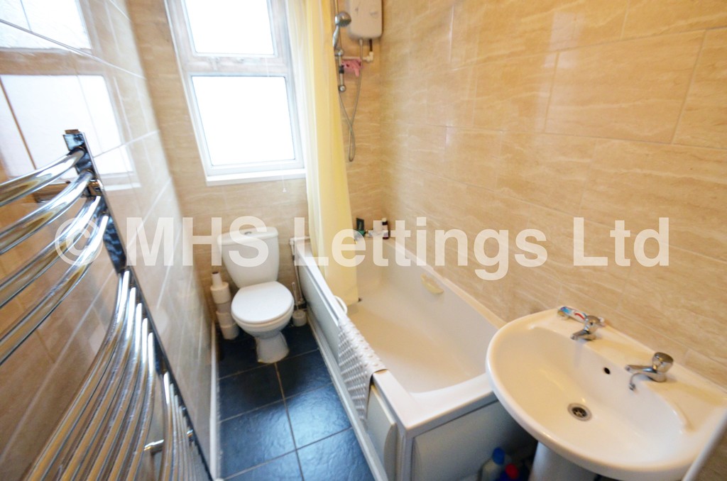 Photo of 5 Bedroom Mid Terraced House in 10 Hartley Grove, Leeds, LS6 2LD