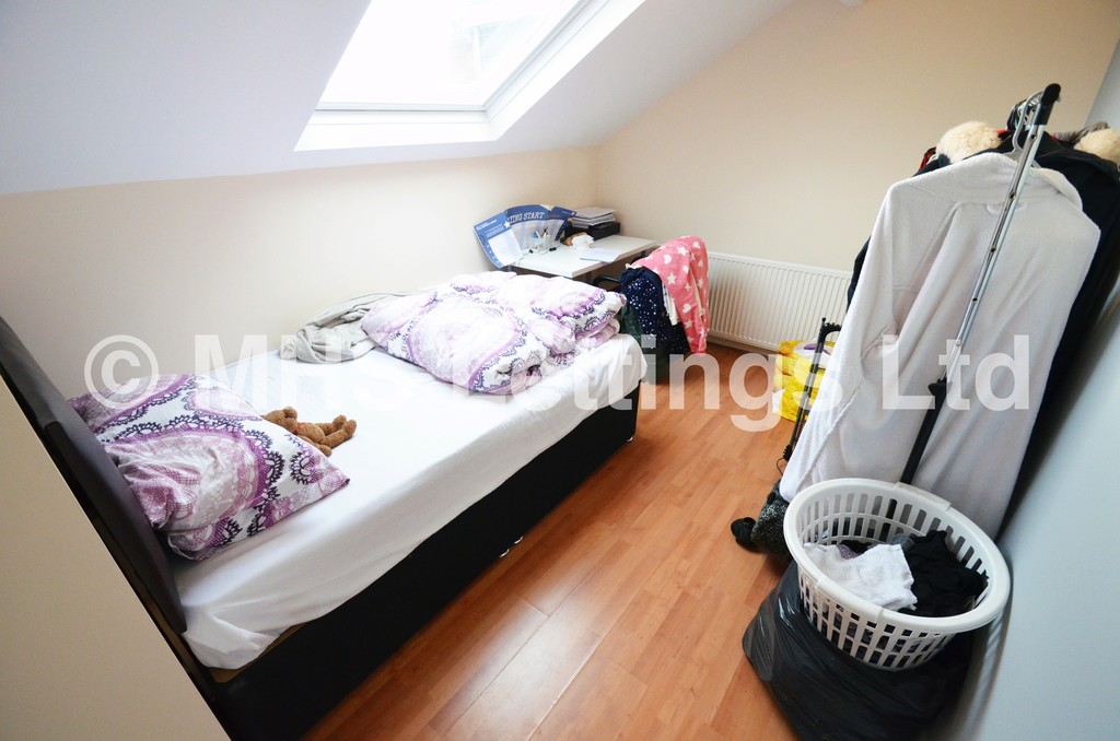 Photo of 5 Bedroom Mid Terraced House in 10 Hartley Grove, Leeds, LS6 2LD