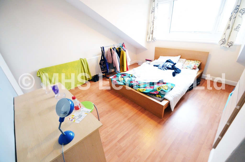 Photo of 5 Bedroom Mid Terraced House in 10 Hartley Grove, Leeds, LS6 2LD