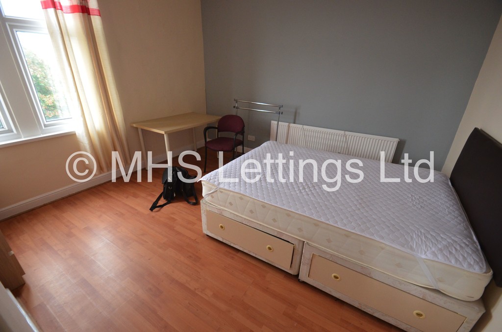 Photo of 5 Bedroom Mid Terraced House in 10 Hartley Grove, Leeds, LS6 2LD
