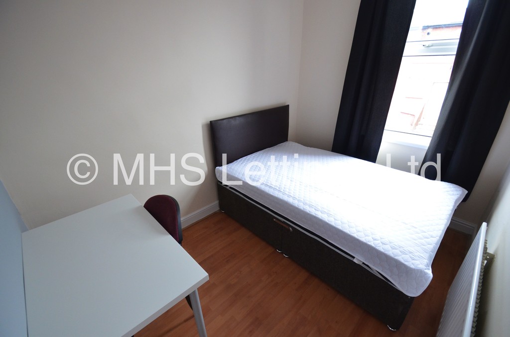 Photo of 5 Bedroom Mid Terraced House in 10 Hartley Grove, Leeds, LS6 2LD