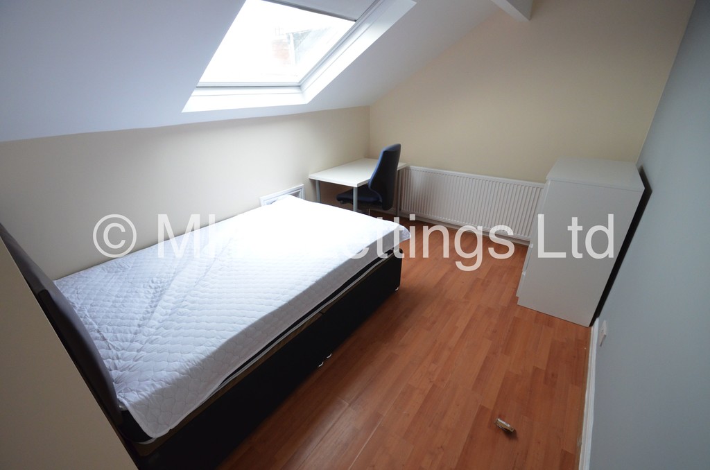 Photo of 5 Bedroom Mid Terraced House in 10 Hartley Grove, Leeds, LS6 2LD