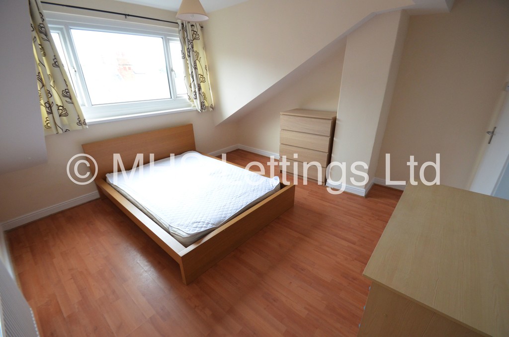 Photo of 5 Bedroom Mid Terraced House in 10 Hartley Grove, Leeds, LS6 2LD