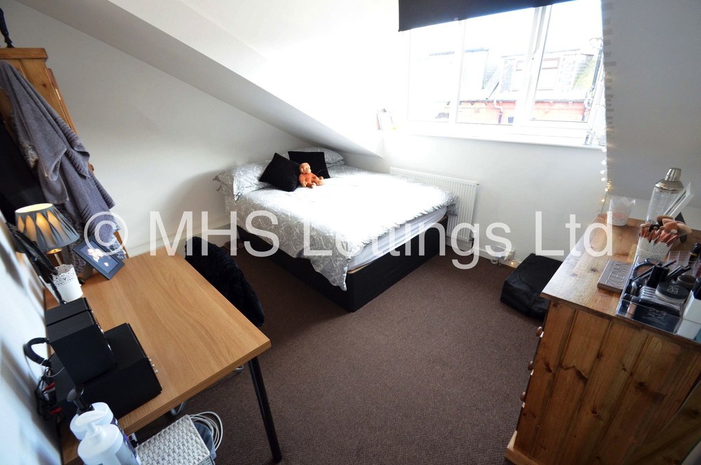 Photo of 6 Bedroom Mid Terraced House in 22 Welton Grove, Leeds, LS6 1ES