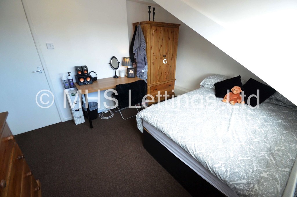 Photo of 6 Bedroom Mid Terraced House in 22 Welton Grove, Leeds, LS6 1ES