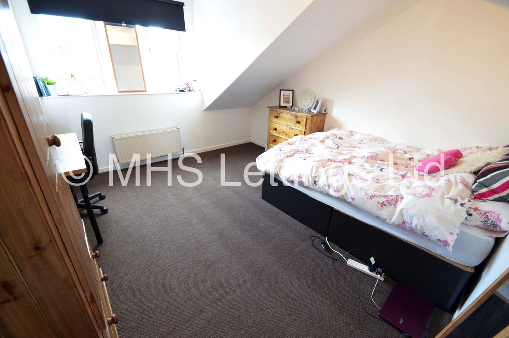 Photo of 6 Bedroom Mid Terraced House in 22 Welton Grove, Leeds, LS6 1ES
