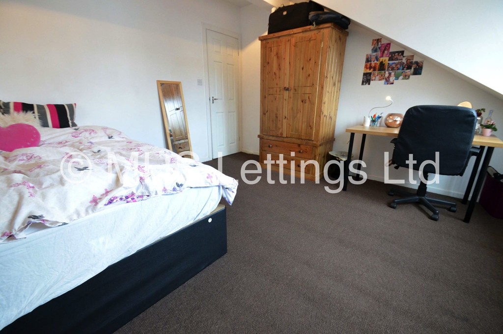 Photo of 6 Bedroom Mid Terraced House in 22 Welton Grove, Leeds, LS6 1ES