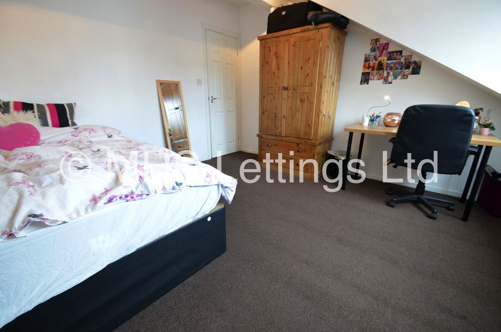 Photo of 4 Bedroom Mid Terraced House in 22 Welton Grove, Leeds, LS6 1ES