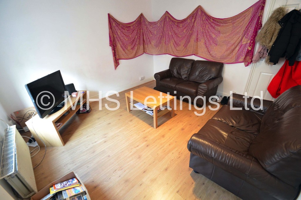 Photo of 6 Bedroom Mid Terraced House in 22 Welton Grove, Leeds, LS6 1ES