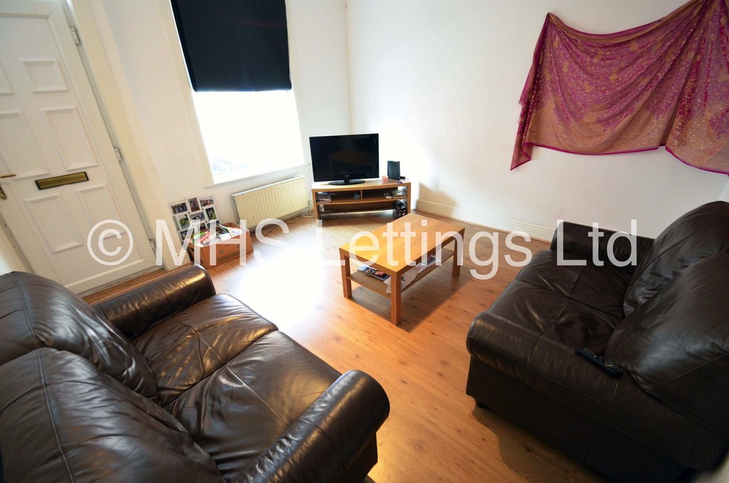 Photo of 6 Bedroom Mid Terraced House in 22 Welton Grove, Leeds, LS6 1ES