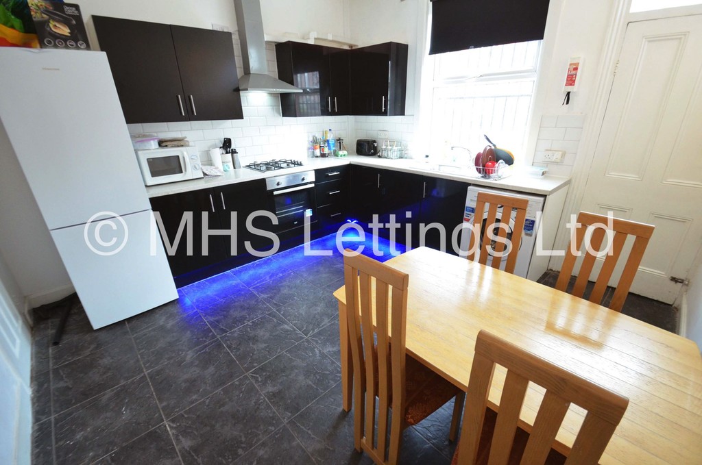 Photo of 6 Bedroom Mid Terraced House in 22 Welton Grove, Leeds, LS6 1ES