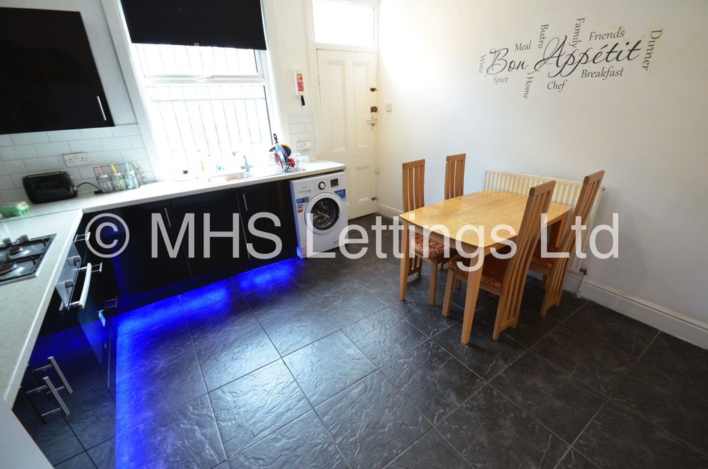 Photo of 6 Bedroom Mid Terraced House in 22 Welton Grove, Leeds, LS6 1ES