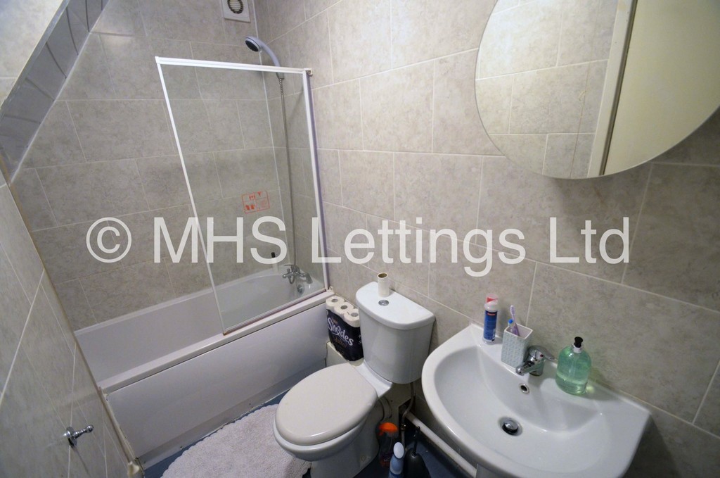 Photo of 6 Bedroom Mid Terraced House in 22 Welton Grove, Leeds, LS6 1ES