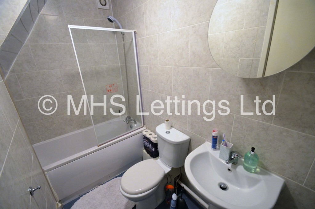 Photo of 4 Bedroom Mid Terraced House in 22 Welton Grove, Leeds, LS6 1ES