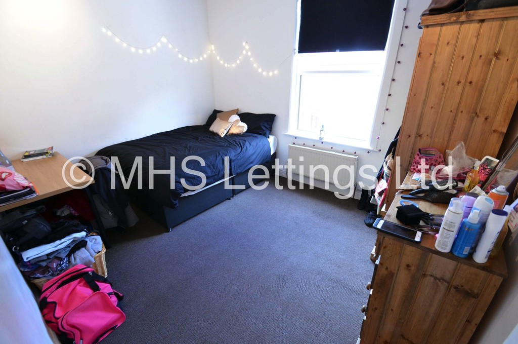 Photo of 4 Bedroom Mid Terraced House in 22 Welton Grove, Leeds, LS6 1ES