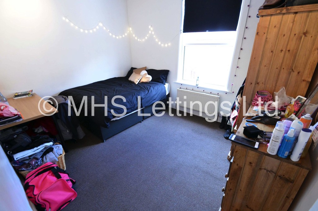 Photo of 6 Bedroom Mid Terraced House in 22 Welton Grove, Leeds, LS6 1ES