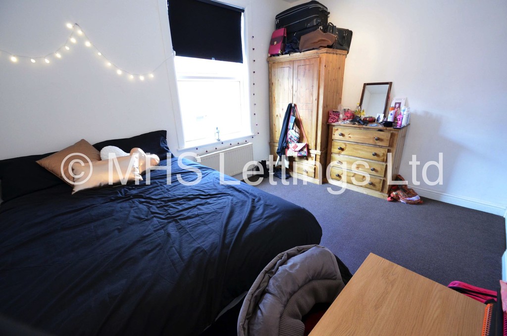 Photo of 6 Bedroom Mid Terraced House in 22 Welton Grove, Leeds, LS6 1ES