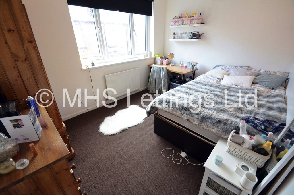 Photo of 6 Bedroom Mid Terraced House in 22 Welton Grove, Leeds, LS6 1ES