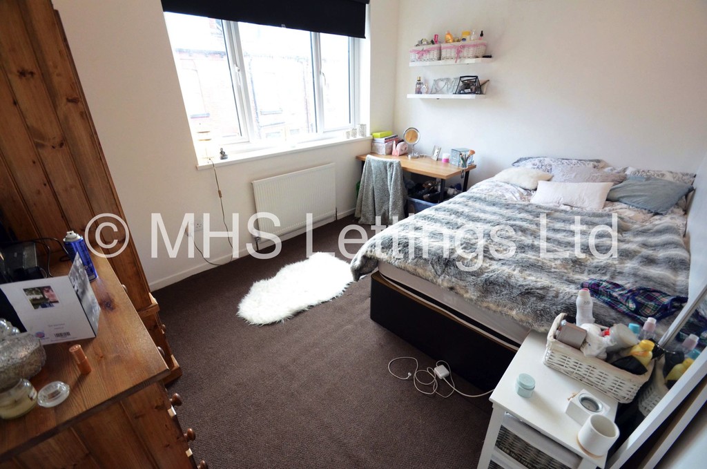 Photo of 4 Bedroom Mid Terraced House in 22 Welton Grove, Leeds, LS6 1ES