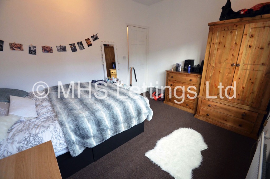 Photo of 6 Bedroom Mid Terraced House in 22 Welton Grove, Leeds, LS6 1ES