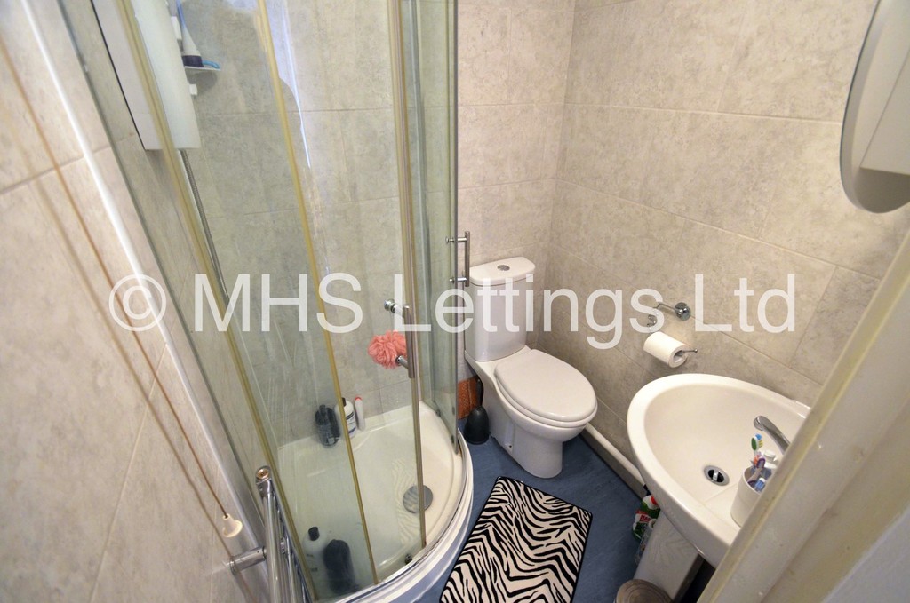 Photo of 6 Bedroom Mid Terraced House in 22 Welton Grove, Leeds, LS6 1ES