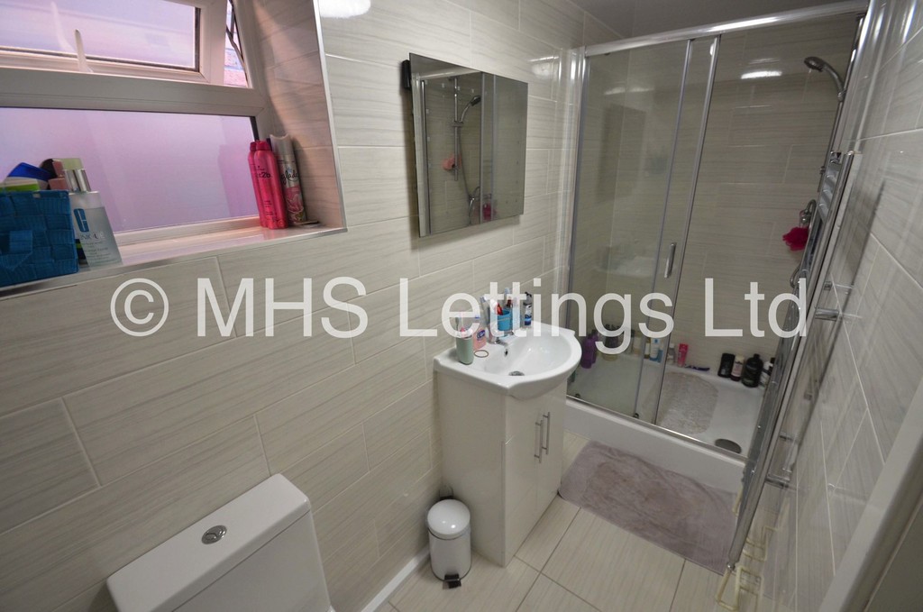 Photo of 3 Bedroom Detached House in 12 Harold Mount, Leeds, LS6 1PW