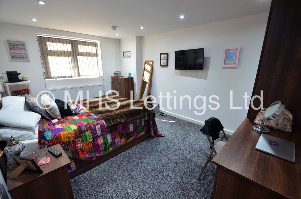 Photo of 3 Bedroom Detached House in 12 Harold Mount, Leeds, LS6 1PW