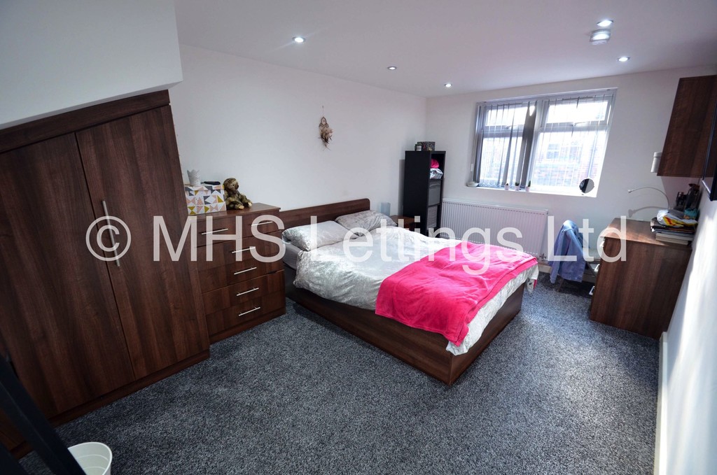 Photo of 3 Bedroom Detached House in 12 Harold Mount, Leeds, LS6 1PW