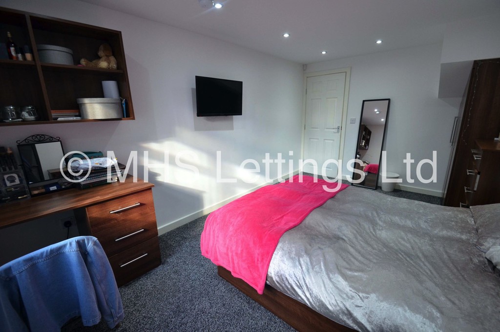 Photo of 3 Bedroom Detached House in 12 Harold Mount, Leeds, LS6 1PW