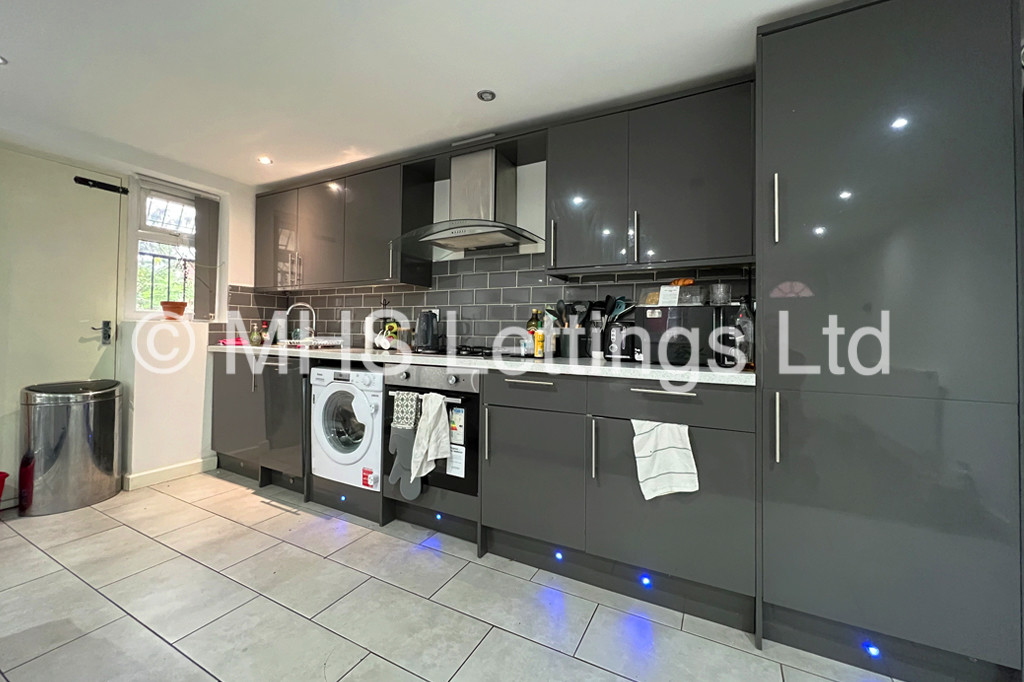 Photo of 3 Bedroom Detached House in 12 Harold Mount, Leeds, LS6 1PW