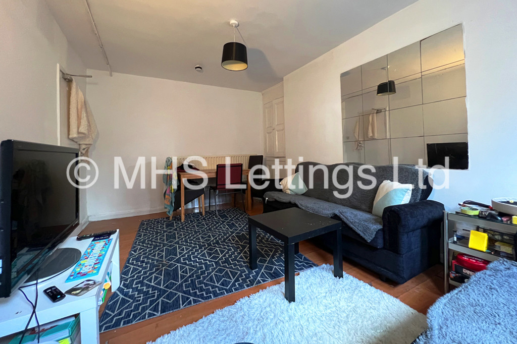 Photo of 6 Bedroom Mid Terraced House in 33 Chestnut Avenue, Leeds, LS6 1AZ