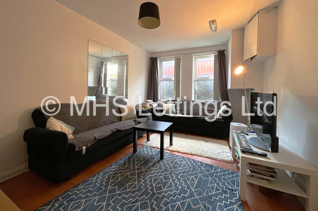 Photo of 6 Bedroom Mid Terraced House in 33 Chestnut Avenue, Leeds, LS6 1AZ