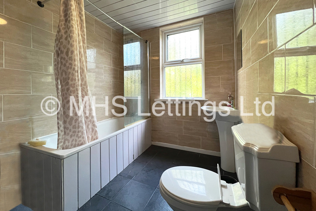 Photo of 6 Bedroom Mid Terraced House in 33 Chestnut Avenue, Leeds, LS6 1AZ