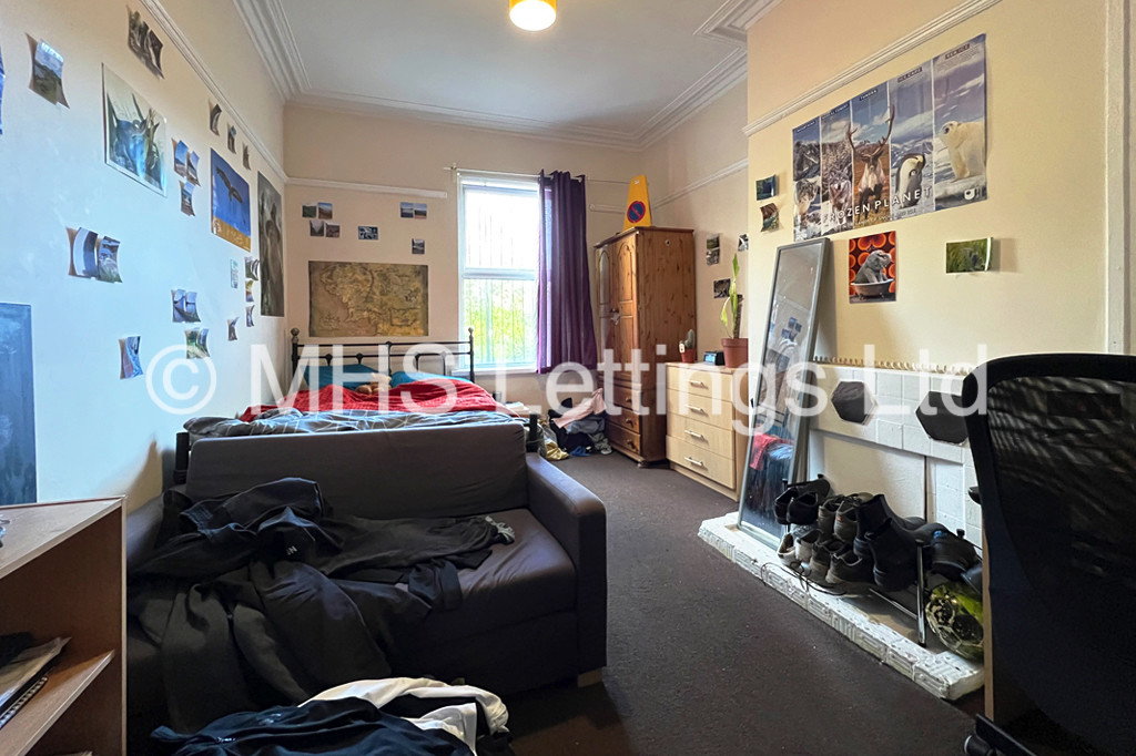 Photo of 6 Bedroom Mid Terraced House in 33 Chestnut Avenue, Leeds, LS6 1AZ