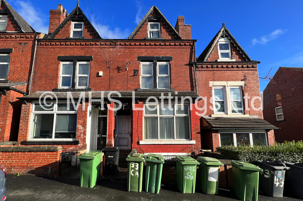 Photo of 6 Bedroom Mid Terraced House in 33 Chestnut Avenue, Leeds, LS6 1AZ