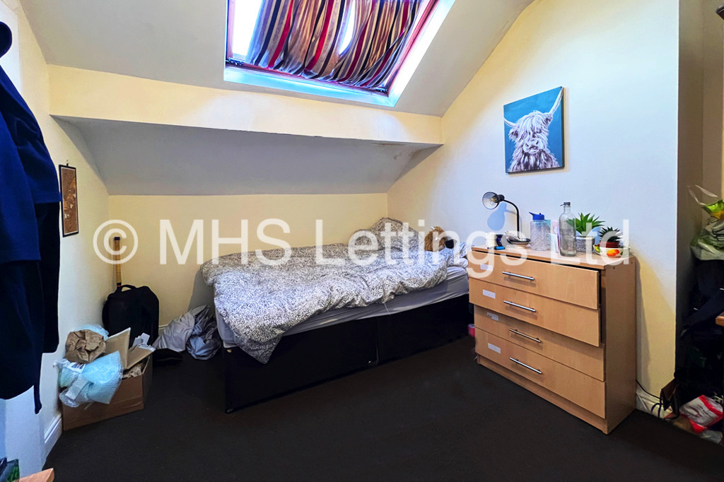 Photo of 6 Bedroom Mid Terraced House in 33 Chestnut Avenue, Leeds, LS6 1AZ