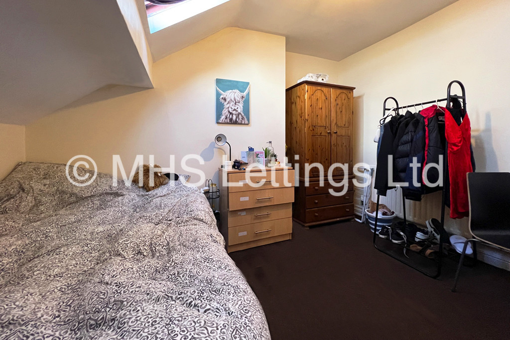 Photo of 6 Bedroom Mid Terraced House in 33 Chestnut Avenue, Leeds, LS6 1AZ