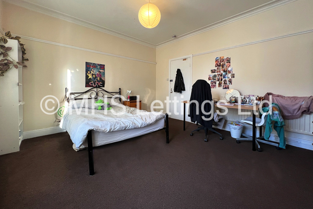 Photo of 6 Bedroom Mid Terraced House in 33 Chestnut Avenue, Leeds, LS6 1AZ