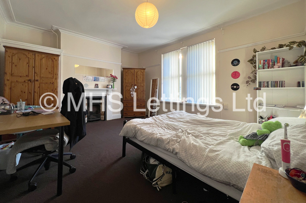 Photo of 6 Bedroom Mid Terraced House in 33 Chestnut Avenue, Leeds, LS6 1AZ