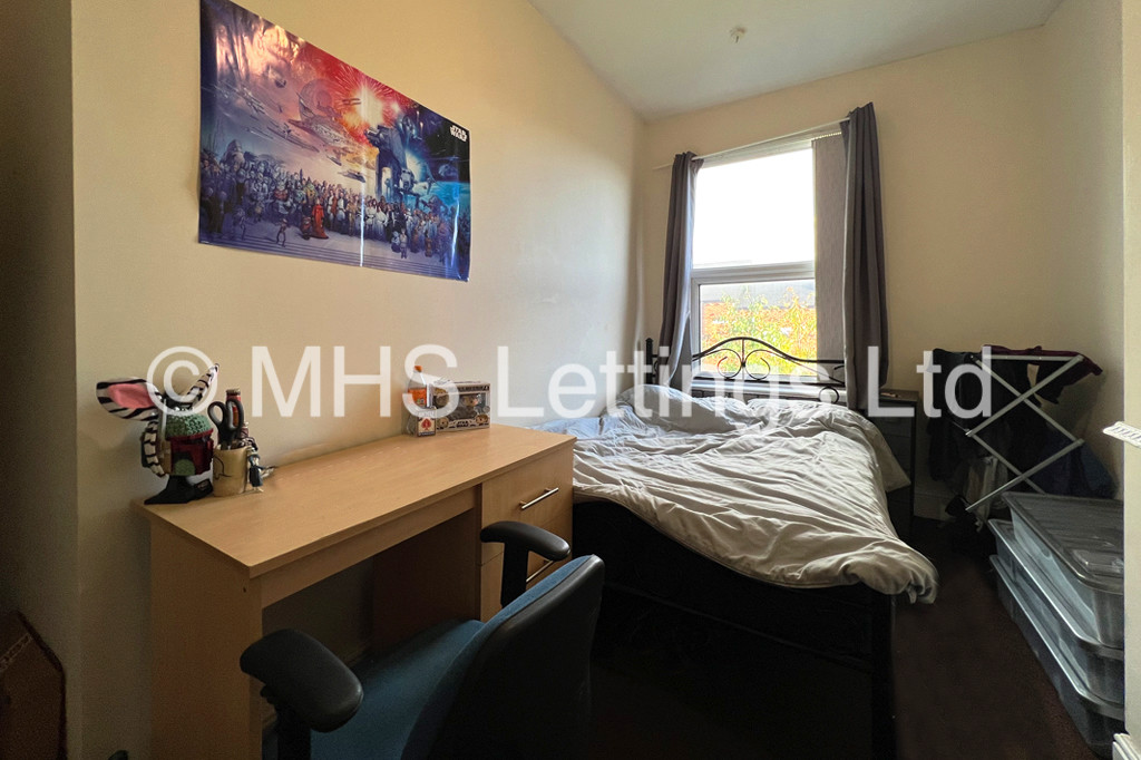 Photo of 6 Bedroom Mid Terraced House in 33 Chestnut Avenue, Leeds, LS6 1AZ