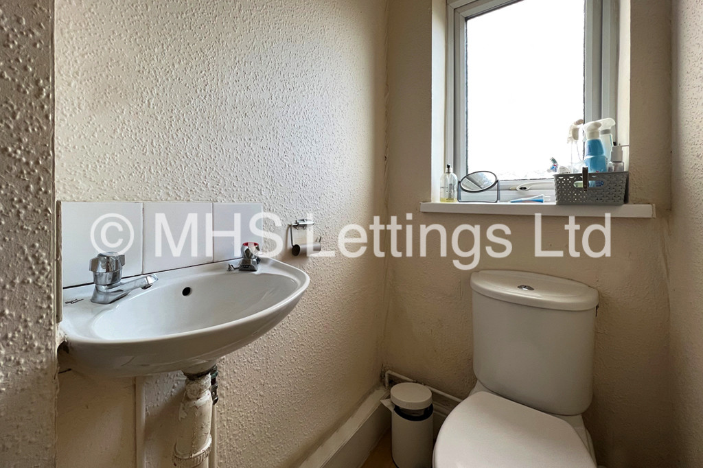 Photo of 6 Bedroom Mid Terraced House in 33 Chestnut Avenue, Leeds, LS6 1AZ