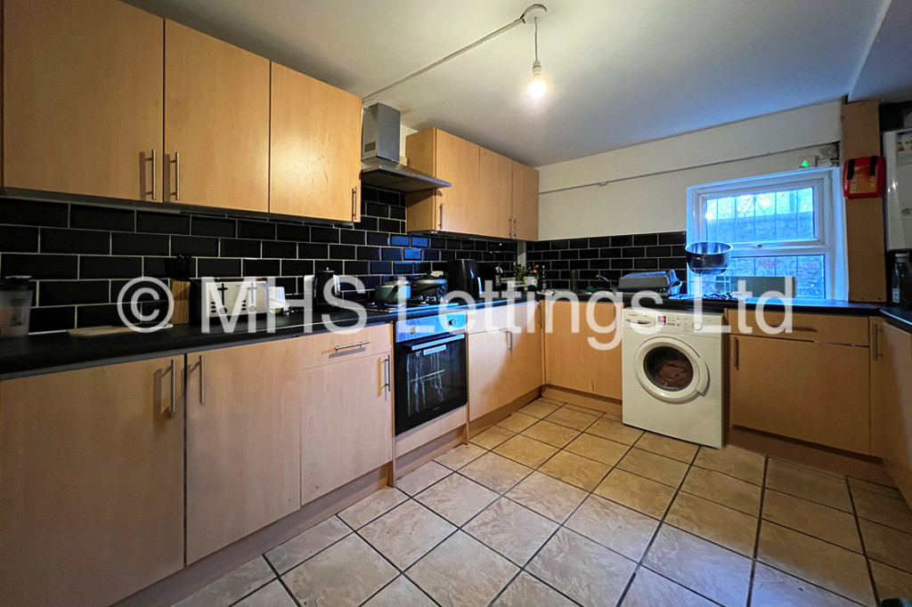 Photo of 6 Bedroom Mid Terraced House in 33 Chestnut Avenue, Leeds, LS6 1AZ